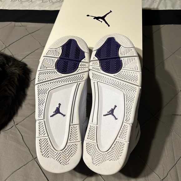 Size 7.5 - Jordan 4 Retro Metallic Pack - Court Purple 2020 - Picture 3 of 7